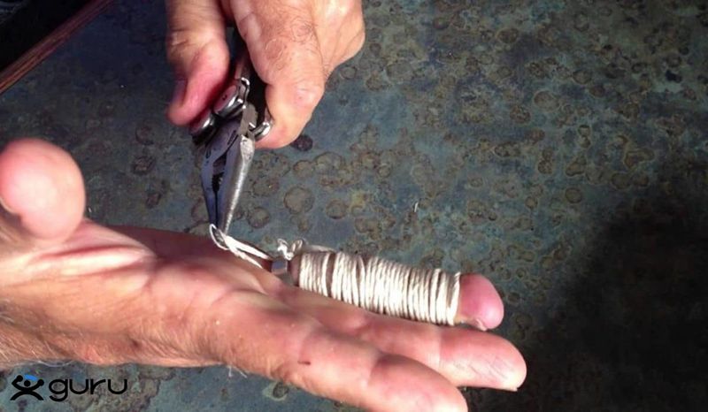 Dùng dây chỉ quấn kết hợp kìm để lấy nhẫn chật ra khỏi ngón tay bị sưng.